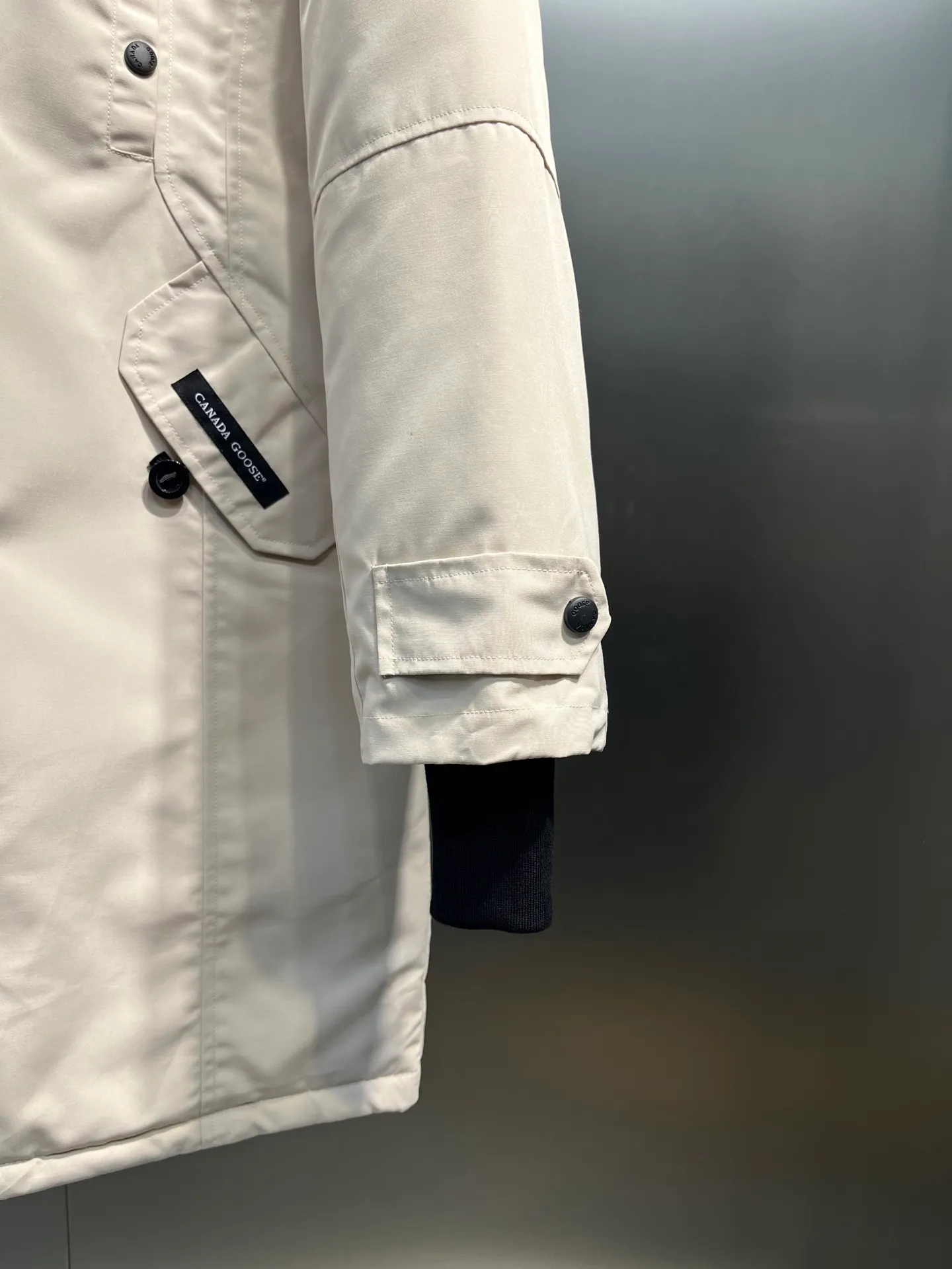 P860 🇨🇦🇨🇦CANADA GOOSE 12 women's models, factory direct supply: supplying global purchasing agents, micro-businesses, entities, Tmall, high-end stalls and studio cooperation, free shipping! Trillium Parka Women's 12 "popular" women's models are chosen by Arctic and Antarctic scientific expedition teams as winter wear, the Rolls-Royce of down jackets. ➖ Industry-leading anti-counterfeiting chip sensing. ➖ Imported Behringer embroidery machines and customized embroidery labels, the highest level and industry leading. ➖ Imported Korean 21-count polyester-cotton blended original fabric, TC85 waterproof coated fabric, water-repellent, windproof and wear-resistant. ➖ The new national standard 80 white duck down is filled with an average of 520 grams of down. The amount of down filled is industry-leading. ➖ 100% nylon lon lining with double double-layer sealing design to prevent velvet running, seamless thread design on cuffs! ➖ Western Canadian Green Wolf Collar. ➖ Yoshida YKK provides original factory-customized electroplated sliders. YKK two-way lockable zippers are tight and smooth and do not peel off paint. ➖ 3M composite Velcro is durable and the accessories and hardware are all custom-made. Note: Our copywriting is only simple and clear. Instead of bragging about the copywriting, it is better to compare and understand with samples. Only for the purest, most focused, most professional, highest quality, and most cost-effective!  SIZE:S-XXL